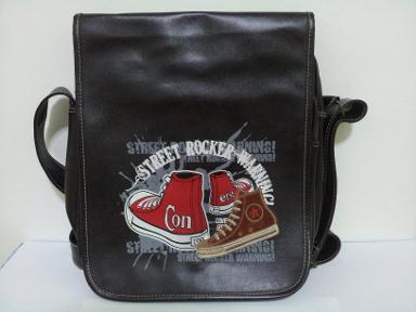 กระเป๋าหนังสีน้ำตาลสกรีนลายสุดเท่ รหัส M10